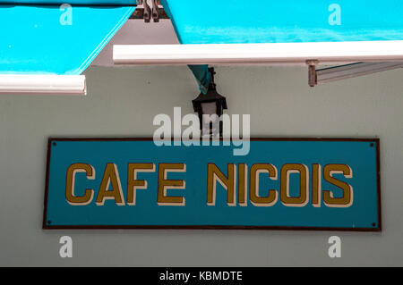 Corsica: il segno di cafe nicois, uno dei più famosi bar e ristoranti del centro storico di Bonifacio, la città sulla punta meridionale dell'isola Foto Stock