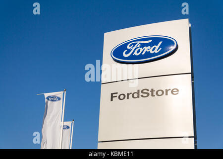 Praga, Repubblica Ceca - 29 settembre: Ford Motor Company logo sulla costruzione della concessionaria, il 29 settembre 2017 a Praga. Ford e lyft funzionerà togethe Foto Stock