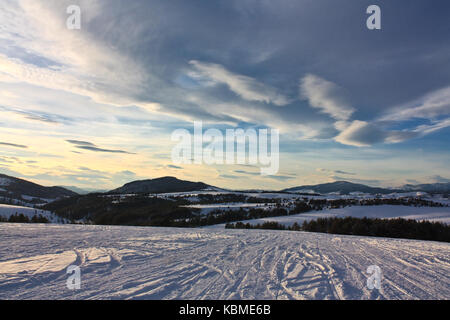 Zlatibor mountain in Serbia tramonto in inverno Foto Stock