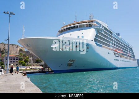 Italiano crociera mediterraneo vacanza: Seven Seas Voyager, una lussuosa nave da crociera per regent Seven Seas Cruises,ancorato nel porto di Portoferraio, Toscana Foto Stock