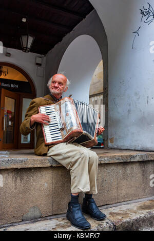 Cracovia in Polonia - Giugno 2012: musicista di strada Foto Stock