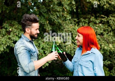 Coppia di amanti tostare per il loro amore nel paesaggio Foto Stock