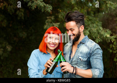 Coppia di amanti tostare per il loro amore nel paesaggio Foto Stock