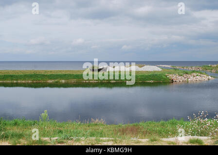 La barca di legno sul lago peipsi (chudskoe lake) shore, coperto. L'Estonia paesaggi. Foto Stock