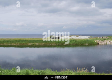 La barca di legno sul lago peipsi (chudskoe lake) shore, coperto. L'Estonia paesaggi. Foto Stock