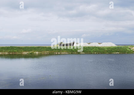 La barca di legno sul lago peipsi (chudskoe lake) shore, coperto. L'Estonia paesaggi. Foto Stock