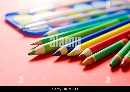 Si torna a scuola concetto con articoli di cancelleria e forniture scolastiche. La scuola torna compiti strumenti di educazione in legno concetto di cancelleria Foto Stock