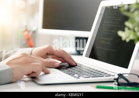 Lavoro Programmatore occupato di sviluppo software in ufficio della società. Programmatore di codice di programma di computer technology office software mani sul concetto di notebook Foto Stock