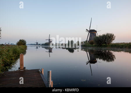 Nebbia vicino i mulini a vento di Kinderdijk in Olanda Foto Stock