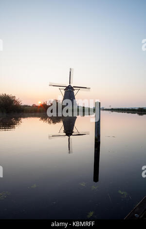 Nebbia vicino i mulini a vento di Kinderdijk in Olanda Foto Stock