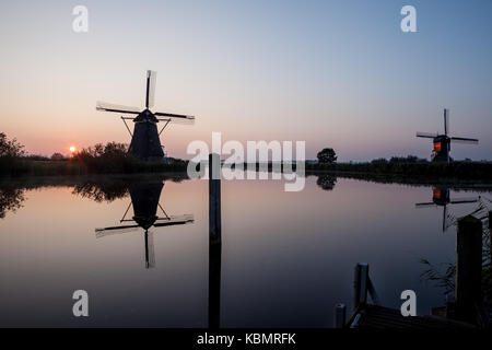 Nebbia vicino i mulini a vento di Kinderdijk in Olanda Foto Stock