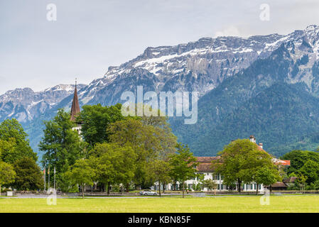 Interlaken, Svizzera - 26 maggio 2016: bellissimo paesaggio con coperte di neve alpi svizzere in Interlaken, Svizzera. Foto Stock