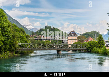 Interlaken, Svizzera - 26 Maggio 2016: vista a ponte Aare (o) Aar fiume in Interlaken, Svizzera. Foto Stock