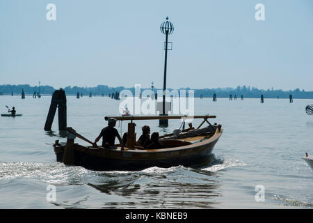 Venice water taxi prendendo le persone da e per l'aeroporto a Venezia Foto Stock