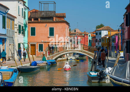 Case vivacemente colorate sulla isola di Burano a Venezia Foto Stock