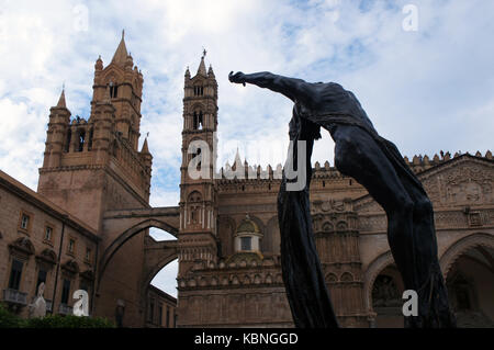 Gesù Cristo figura accanto alla cattedrale di Palermo e il palazzo arcivescovile torri, Sicilia, Italia Foto Stock