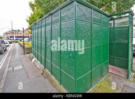 BRISTOL INGHILTERRA CENTRO CITTÀ ROTONDA ALLA CABINA STAND LANE BLACK BOY HILL pubblico vittoriano o orinatoio PISSOIR IN VERDE Foto Stock