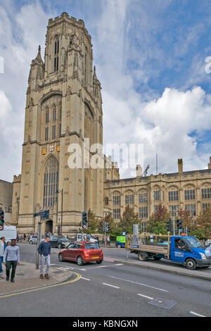 BRISTOL Inghilterra centro città Wills Memorial Building University of Bristol traffico su Park Street Foto Stock