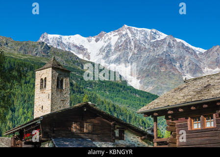 Le Alpi con il Monte Rosa e la spettacolare parete est di roccia e ghiaccio dal pittoresco villaggio alpino di Macugnaga (Staffa), Italia Foto Stock