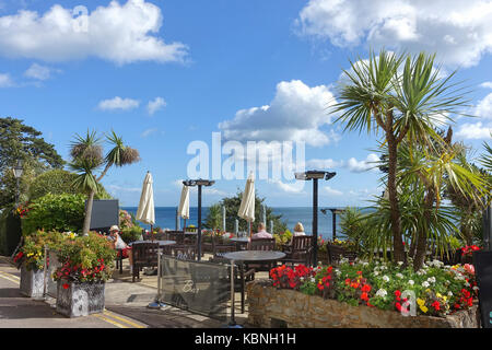 La terrazza e il bar del georgian / stile regency osborne hotel e appartamenti, Meadfoot Beach, Torquay, Devon, Regno Unito su una soleggiata giornata estiva. Foto Stock