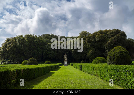 Vista sul giardino Horti Leonini nel centro della città di San Quirico d'Orcia, Val d'Orcia, Toscana, Italia. Foto Stock