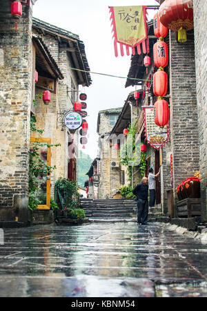 Huzhou, Cina - 3 maggio 2017: Huang yao antica cittadina nella contea di zhaoping, provincia di Guangxi. architettura tradizionale cinese e decor di strada Foto Stock