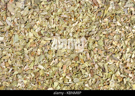 Secco e origano frantumato facendo uno sfondo Foto Stock