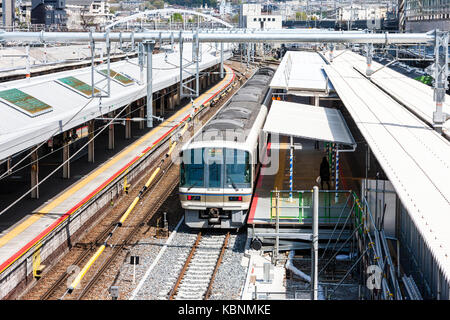 Giappone, stazione di Kyoto. Vista aerea del treno in corrispondenza della piattaforma. Foto Stock