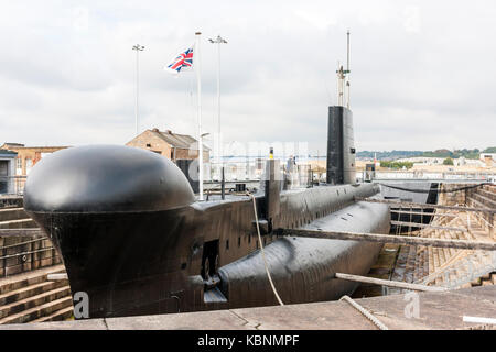 Inghilterra, Chatham. Vista di prua di Oberon classe HM sommergibile Ocelot in bacino di carenaggio a Chatham dockyard. Union Jack flag battenti. Foto Stock