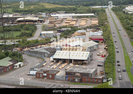 Vista del cantiere di legno accanto alla A48 a doppia carreggiata da estremità occidentale della strada pedonale di Newport Transporter Bridge. Foto Stock