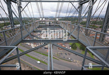 Vista dall'estremità occidentale del pianale superiore di Newport Transporter Bridge che mostra il braccio a sbalzo e un48 strada principale al di sotto. Foto Stock