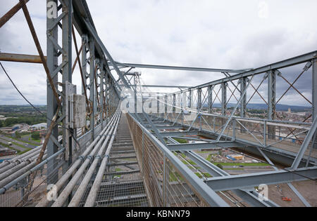 Vista verso ovest dal punto intermedio lungo il lato meridionale di ponte superiore passerella pedonale di Newport Transporter Bridge, che mostra i cavi di sospensione e il rinforzo di irrigidimento. Foto Stock