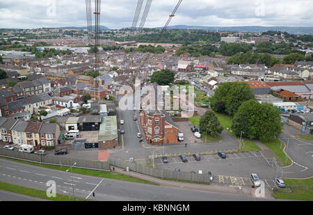 Vista dal ponte superiore di Newport Transporter Bridge verso il basso i cavi di sospensione per i loro western punti di ancoraggio accanto alla Brunel Street. Newport, Regno Unito Foto Stock