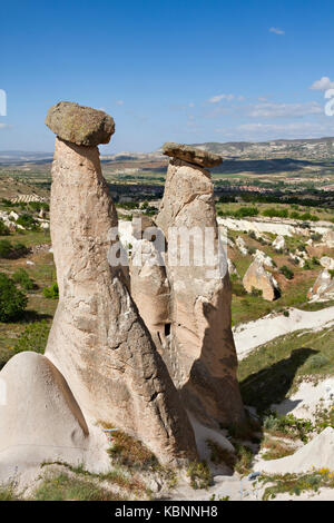 Formazioni di roccia vulcanica noto come Camini di Fata in Cappadocia. Foto Stock