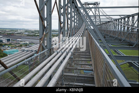 Vista est dal punto intermedio lungo il lato nord del piano superiore e la passerella di Newport Transporter Bridge, che mostra i cavi di sospensione e il rinforzo di irrigidimento, Newport, Regno Unito Foto Stock