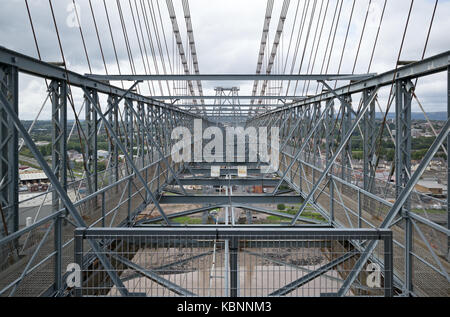 Vista lungo upper deck di Newport Transporter Bridge guardando ad ovest, mostra percorsi pedonali, il cavo resta, cavi di sospensione, Newport, Regno Unito Foto Stock