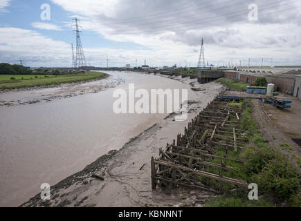 Vista dal ponte superiore di Newport Transporter Bridge lungo raggiunge inferiore del fiume Usk con in disuso ed marciume banchina in legno in primo piano. Newport, Regno Unito Foto Stock