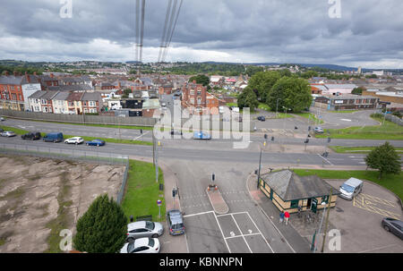 Vista dall'estremità occidentale del pianale superiore di Newport Transporter Bridge con cavi di sospensione per il punto di ancoraggio, A48 road e il centro visitatori, Newport, Regno Unito Foto Stock