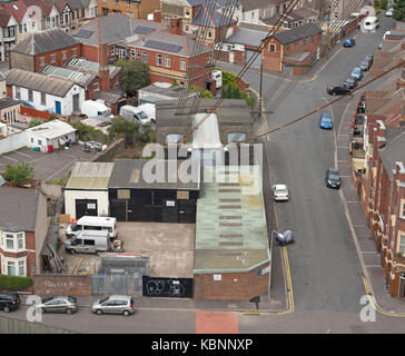 Vista dal ponte superiore di Newport Transporter Bridge lungo cavi di sospensione fino ai loro western punti di ancoraggio accanto alla Brunel Street, Newport, Regno Unito Foto Stock