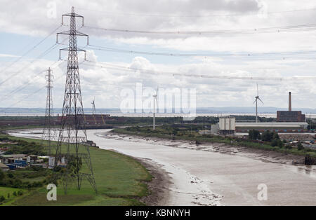 Vista dal ponte superiore di Newport Transporter Bridge a valle lungo raggiunge inferiore del fiume Usk con canale di Bristol in distanza, Newport, Regno Unito Foto Stock