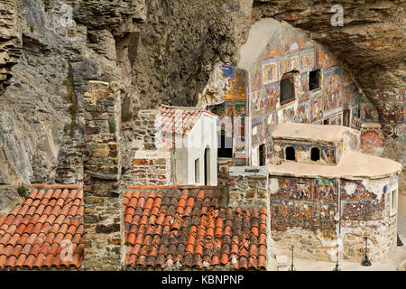 Vista dall'interno oltre gli affreschi e gli edifici nella Grotta monastero di sumela, a Trabzon, Turchia. Foto Stock