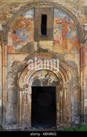 Affreschi dell'ingresso della chiesa di Tigran Honents, nelle rovine di Ani, a Kars, Turchia. Foto Stock