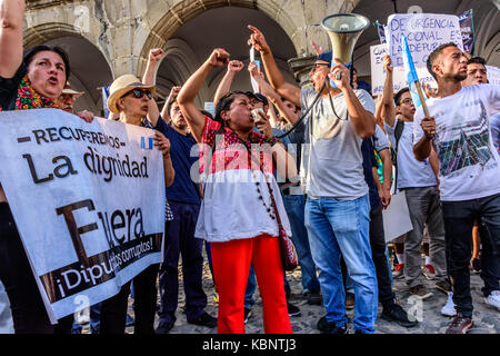 Antigua Guatemala - 15 settembre 2017: la gente del posto la protesta contro la corruzione governativa sul Guatemala giorno dell indipendenza Foto Stock