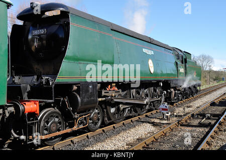 Battaglia di Bretagna Pacific n. 34070 Manston lascia Corfe Castle stazione sulla ferrovia a Swanage nel Dorset Foto Stock