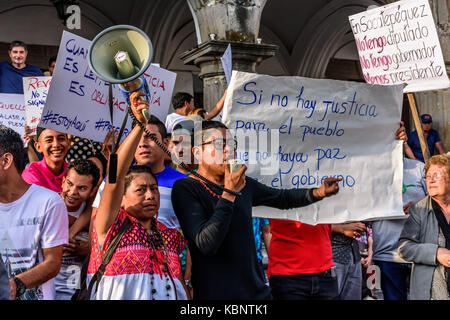 Antigua Guatemala - 15 settembre 2017: la gente del posto la protesta contro la corruzione governativa sul Guatemala giorno dell indipendenza Foto Stock