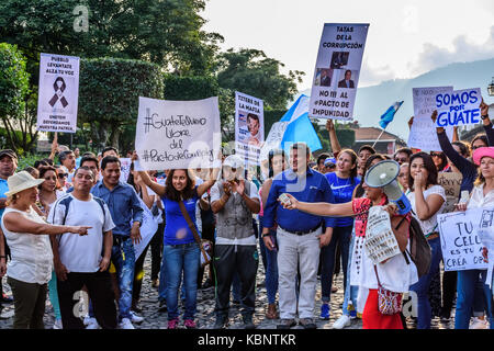 Antigua Guatemala - 15 settembre 2017: la gente del posto la protesta contro la corruzione governativa sul Guatemala giorno dell indipendenza Foto Stock