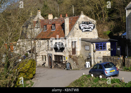 La croce Guns Casa pubblica a Avoncliff è vicino a Avoncliff acquedotto e sopra il fiume Avon. Alla porta accanto è Angelo Ribelle Crystal Shop. Foto Stock