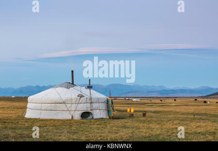 Famiglia mongola gers in un paesaggio del nord della Mongolia Foto Stock