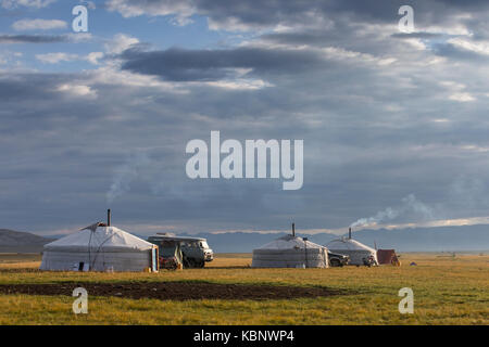 Famiglia mongola gers in un paesaggio del nord della Mongolia Foto Stock