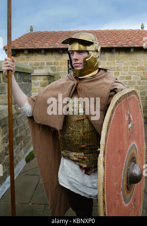 I soldati romani della fine del II inizio III secolo d.c. questi re-enactors 'man' il fort ricostruito a Arbeia, il vallo di Adriano, South Shields Foto Stock